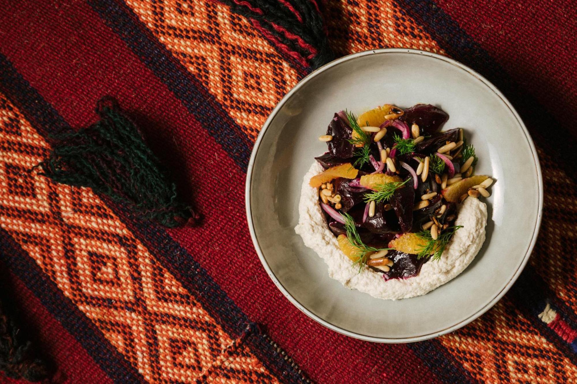Our Habitas Alula Hotel Ал Ула Екстериор снимка A plate of labneh with olives, red onion, and orange