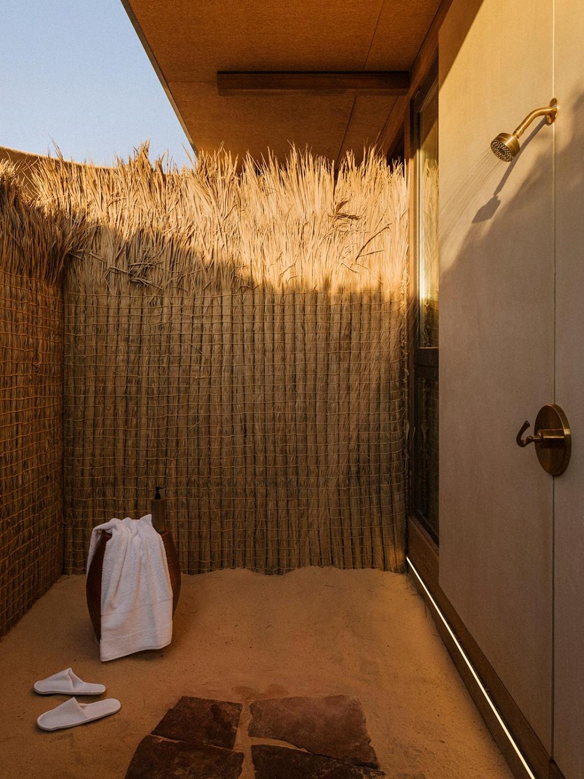 Our Habitas Alula Hotel Ал Ула Екстериор снимка A traditional Japanese shower